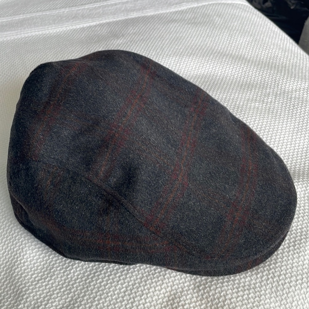 Men’s flat cap.  Very spiffy muted plaid.